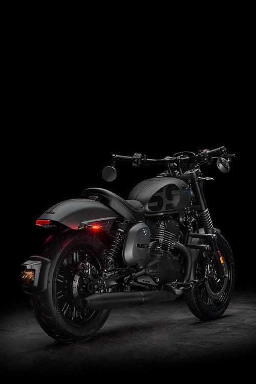 350cc Bikes: लुक से लेकर पावर-कीमत तक कितनी अलग हैं ये दो दमदार बाइक्स, खरीदने से पहले जरूरी जान लें यह बातें